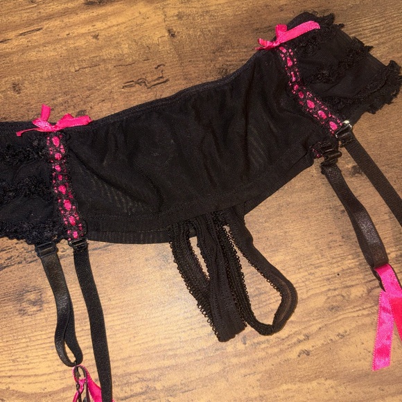 NWOT Rene Rofe Black and Pink Lace Garter with Crotchless Panties - Picture 2 of 5